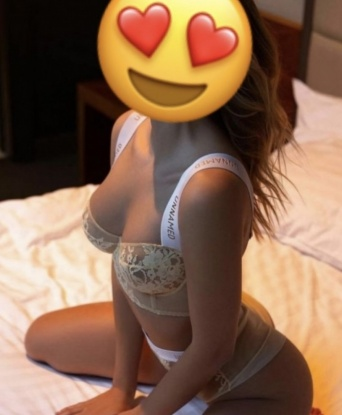 Привлекательная шатенка с горячим темпераментом приглашает в гости и гарантирует яркие впечатления. Помогу тебе расслабиться и забыть о заботах. Позволь мне быть твоей фантазией! 14540, 19 лет