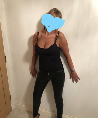 Опытные руки и чувственные прикосновения гарантируют тебе незабываемый опыт и полный релакс. В моих услугах - эротический массаж, французский минет, классика, анал и многое другое. Уверен, ты не останешься равнодушным после проведенного времени со мной. Мои фото подтверждают, что я настоящая и всегда стремлюсь быть лучшей для моих клиентов. Открой для себя новые грани наслаждения в моей милой и уютной обстановке. Оставь свои сомнения и отдайся моим нежным рукам уже сегодня. 9909, 50 лет